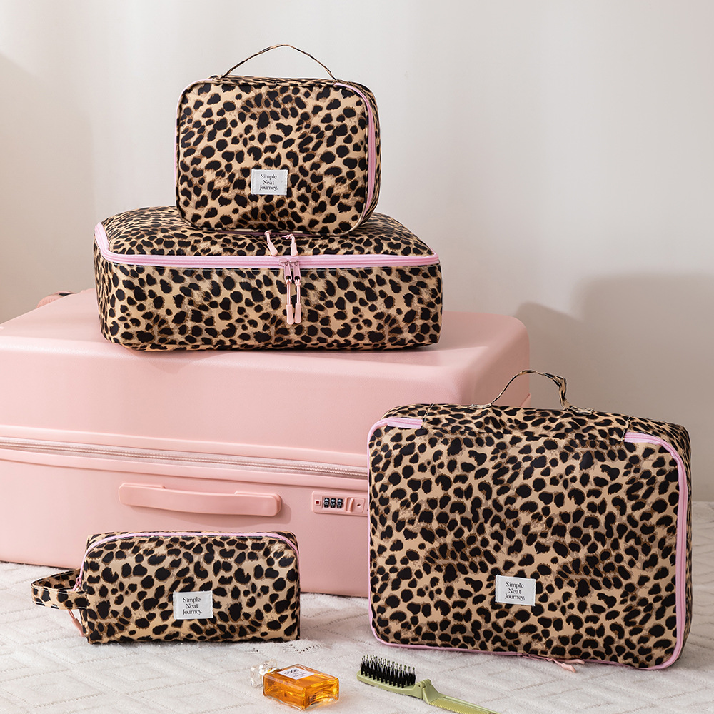 Bolsa de maquillaje con estamp - Travel Accessories Needed reseña y precio